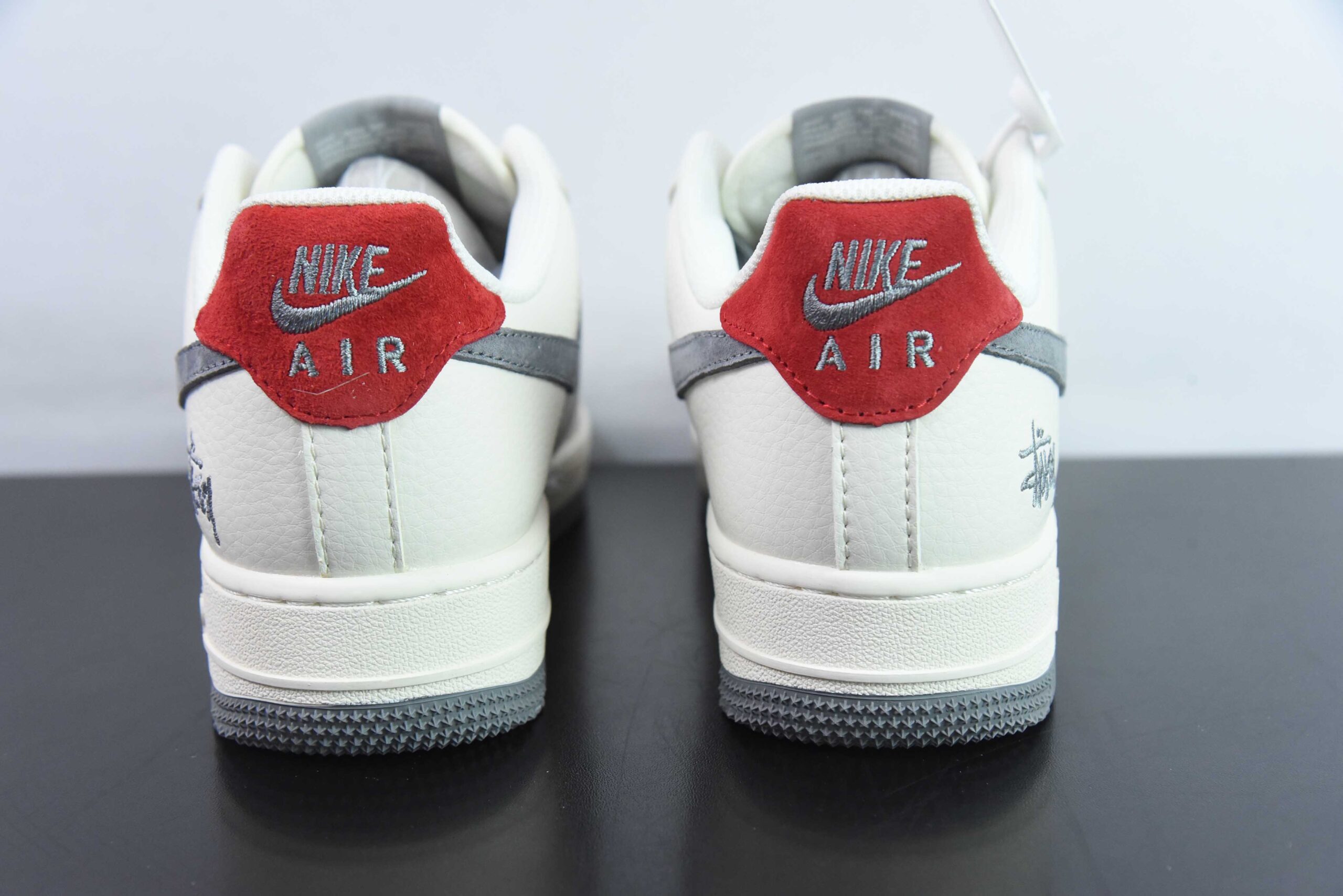 耐克Nike Air Force 1 AF1白灰红尾斯图西刺绣定制版空军一号低帮休闲板鞋纯原版本 货号：XZ3318-567