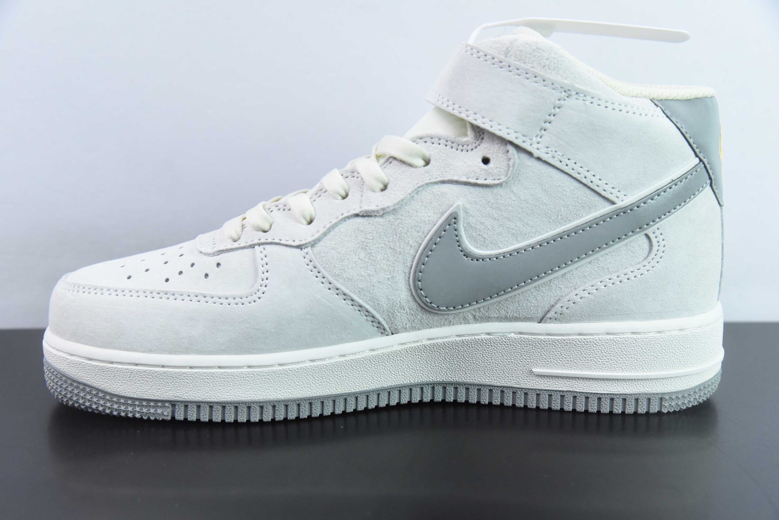 耐克Nike Air Force 1MID ’07灰麂皮小勾空军一号中帮休闲板鞋纯原版本 货号：KG3031-012 