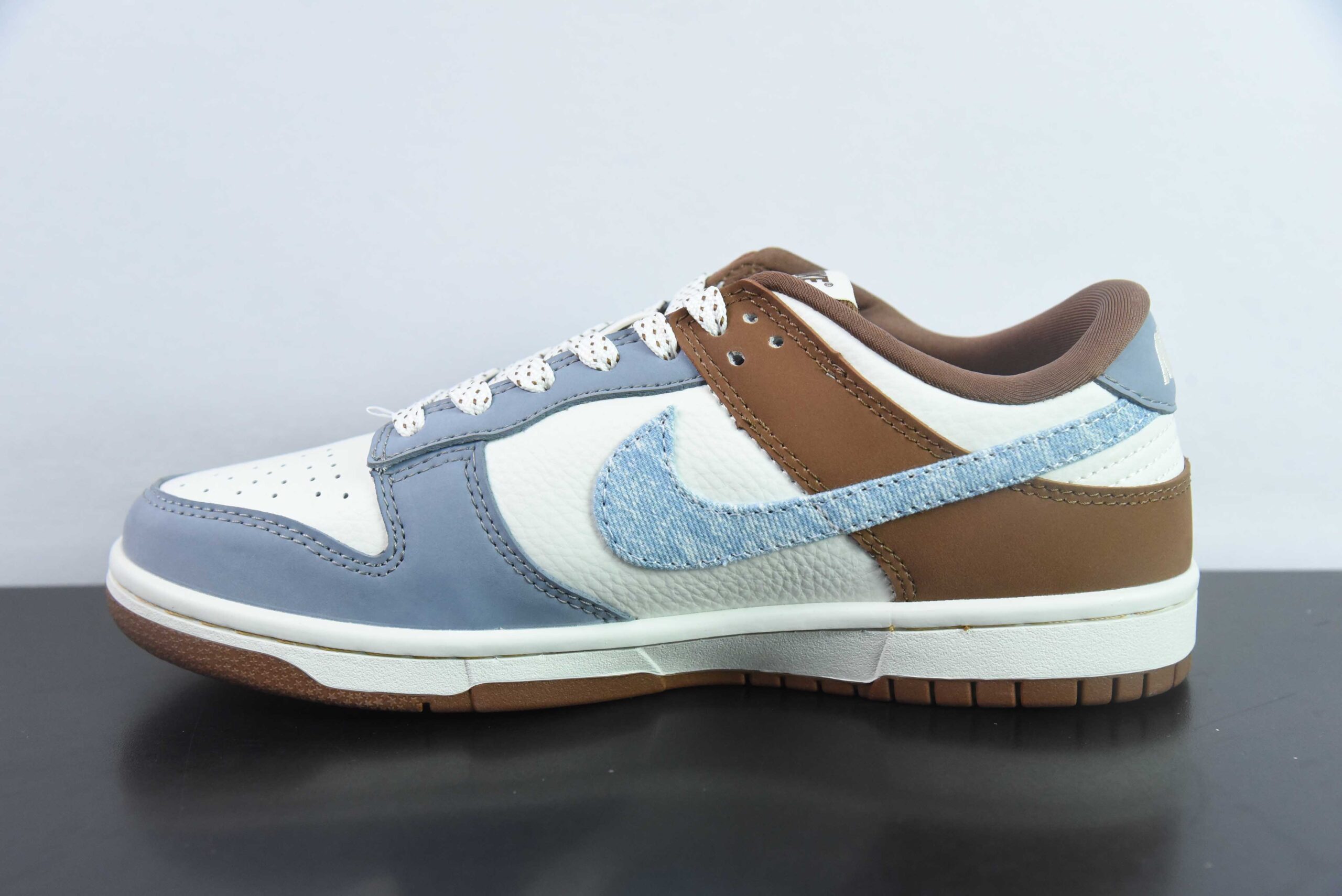 耐克Nike SB Dunk Low“ 李维斯联名白灰棕” 周年高端定制SB低帮休闲板鞋纯原版本 货号：JH8310-958 