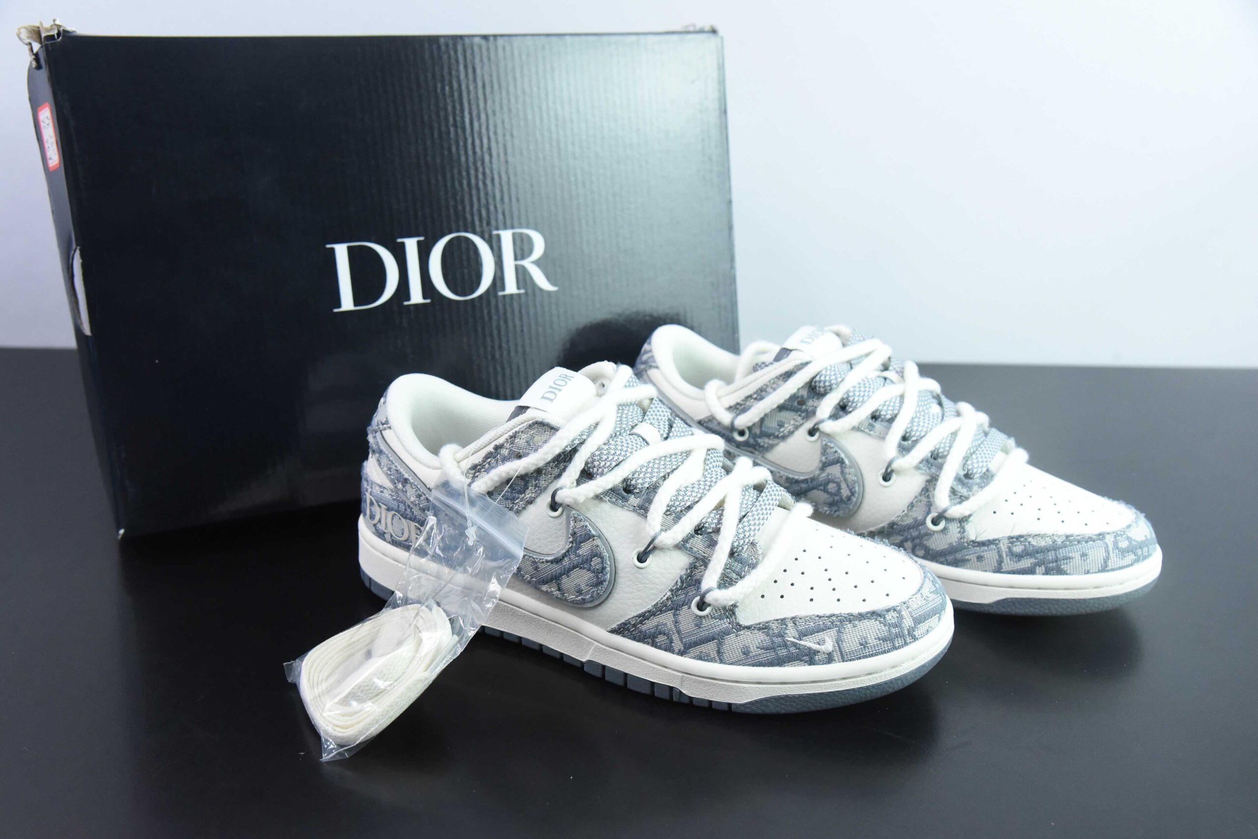 耐克Nike SB Dunk Low x DIOR联名白灰绑带满天星SB低帮休闲板鞋纯原版本 货号：SJ2068-285