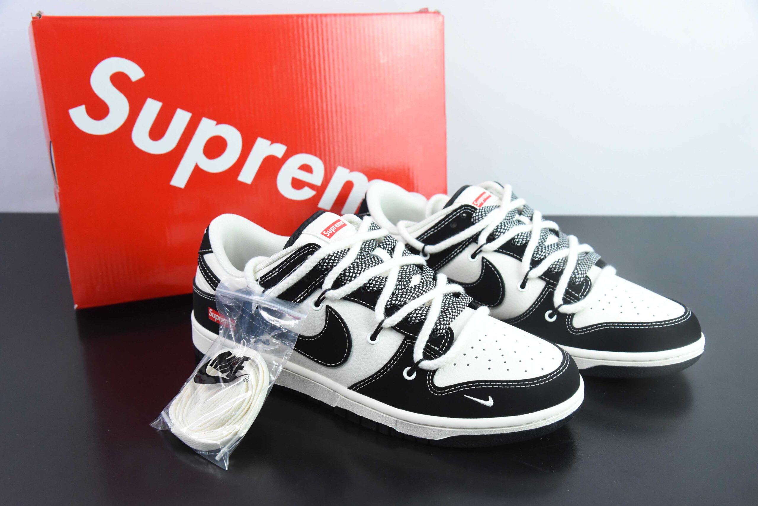 耐克Nike SB Dunk Low“Supreme联名绑带黑勾” 周年高端定制SB低帮休闲板鞋纯原版本 货号：SJ2068-288 