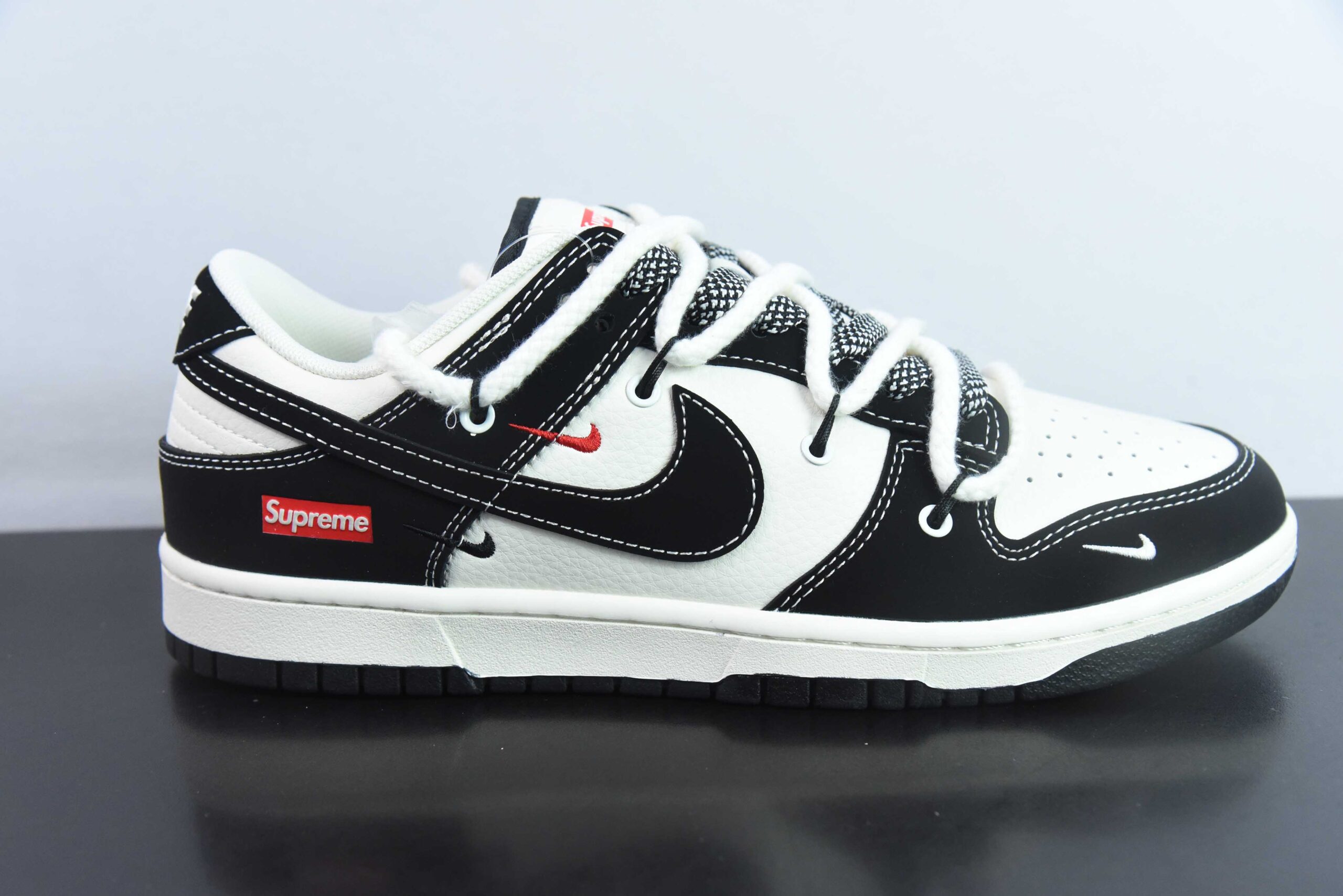 耐克Nike SB Dunk Low“Supreme联名绑带黑勾” 周年高端定制SB低帮休闲板鞋纯原版本 货号：SJ2068-288 