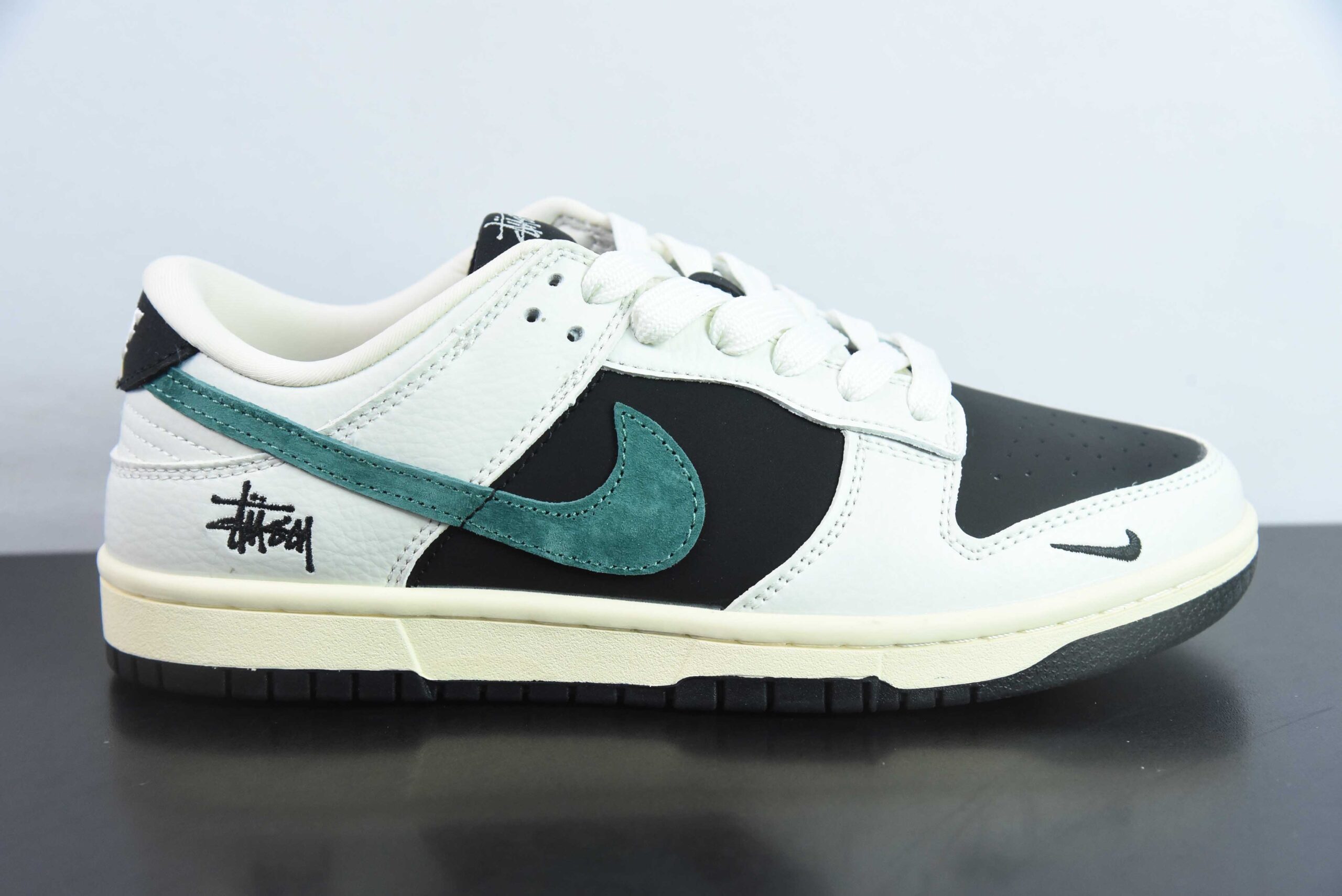 耐克Nike SB Dunk Low x Stussy联名米黑绿周年高端定制SB低帮休闲板鞋纯原版本 货号：KK1688-031