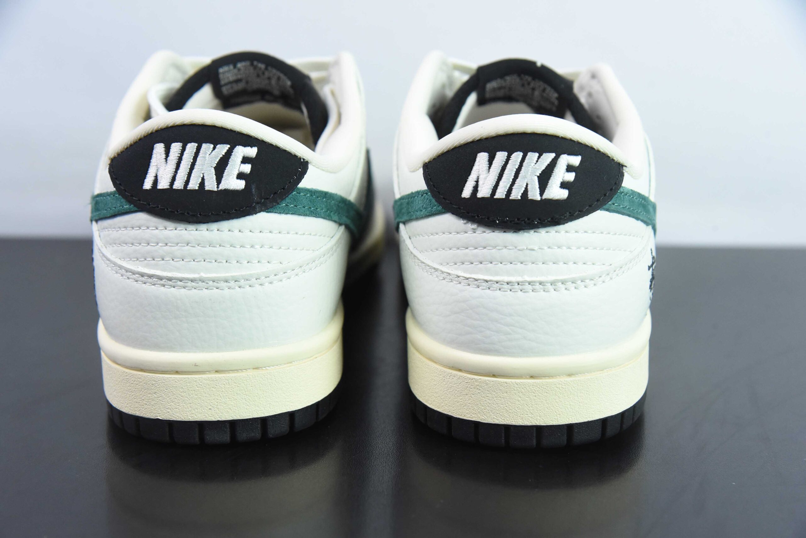 耐克Nike SB Dunk Low x Stussy联名米黑绿周年高端定制SB低帮休闲板鞋纯原版本 货号：KK1688-031