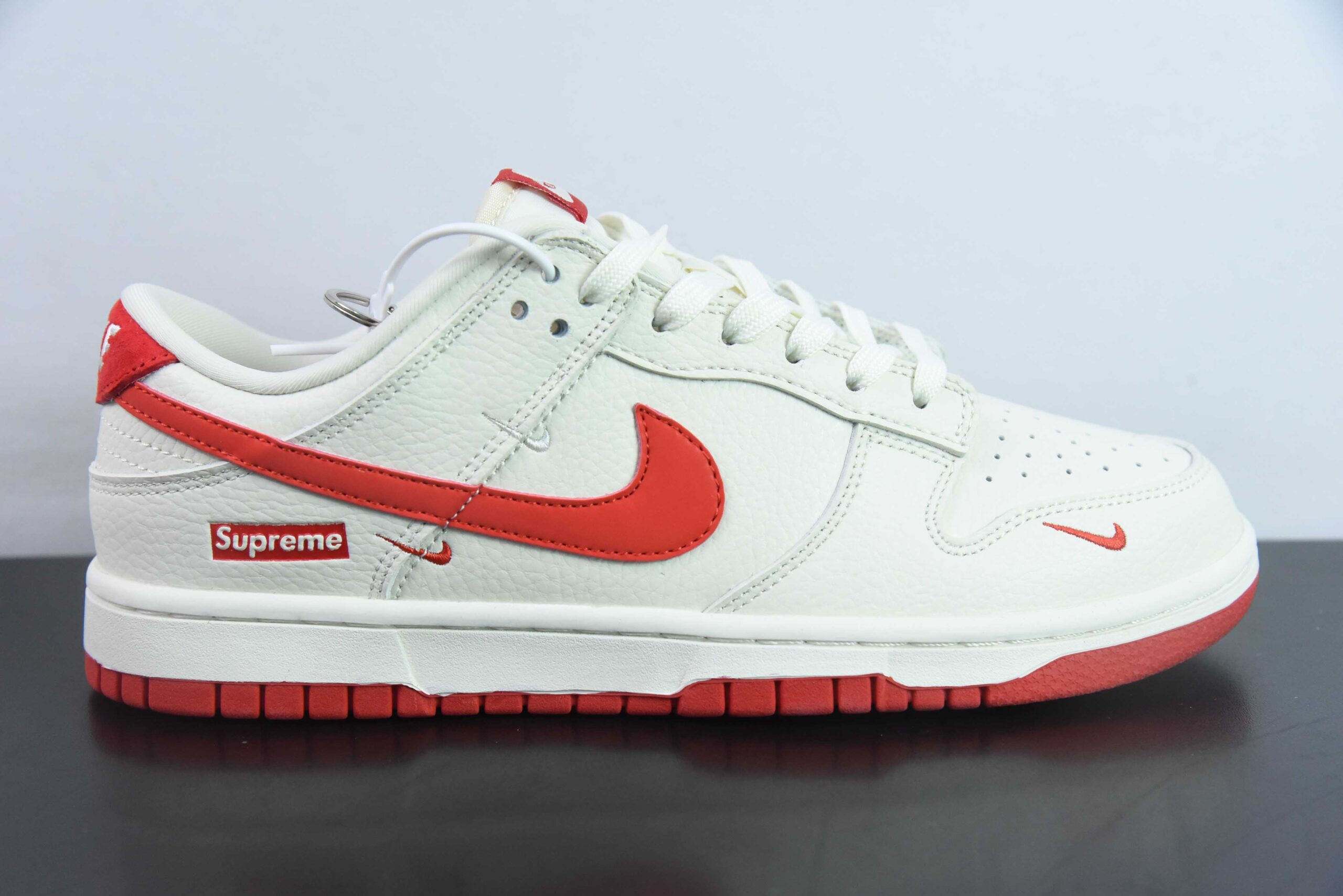 耐克Nike SB Dunk Low Supreme联名米白红勾周年高端定制SB低帮休闲板鞋纯原版本 货号：KK1688-031