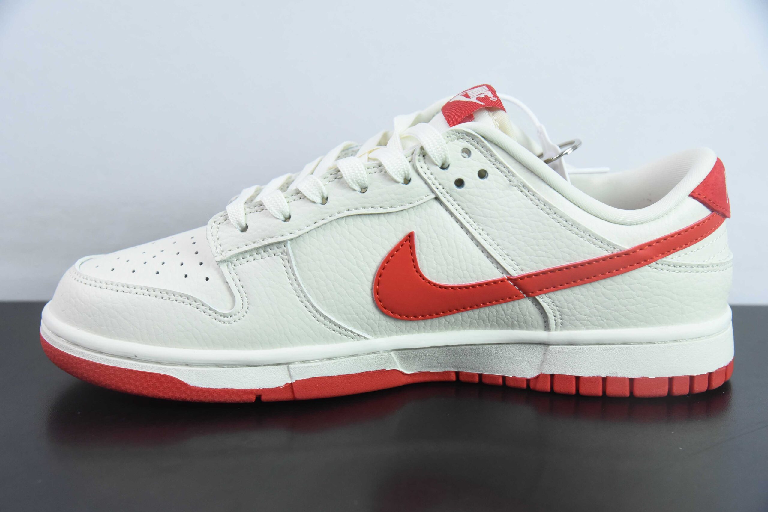 耐克Nike SB Dunk Low Supreme联名米白红勾周年高端定制SB低帮休闲板鞋纯原版本 货号：KK1688-031