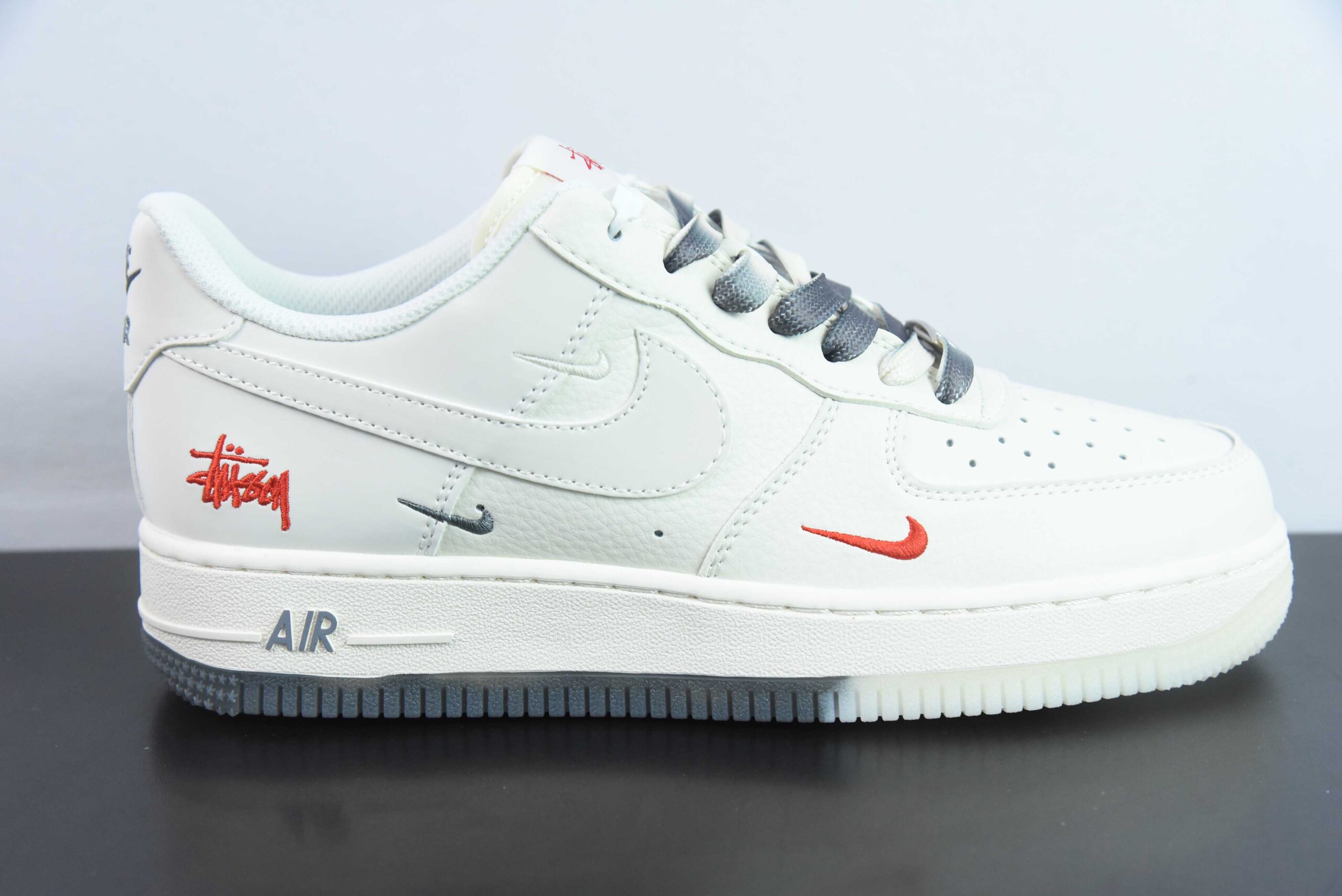 耐克NIke Air Force 1 '07 Low “斯图西联名米白灰双拼”空军一号低帮运动休闲鞋纯原版本 货号：XZ6188-015