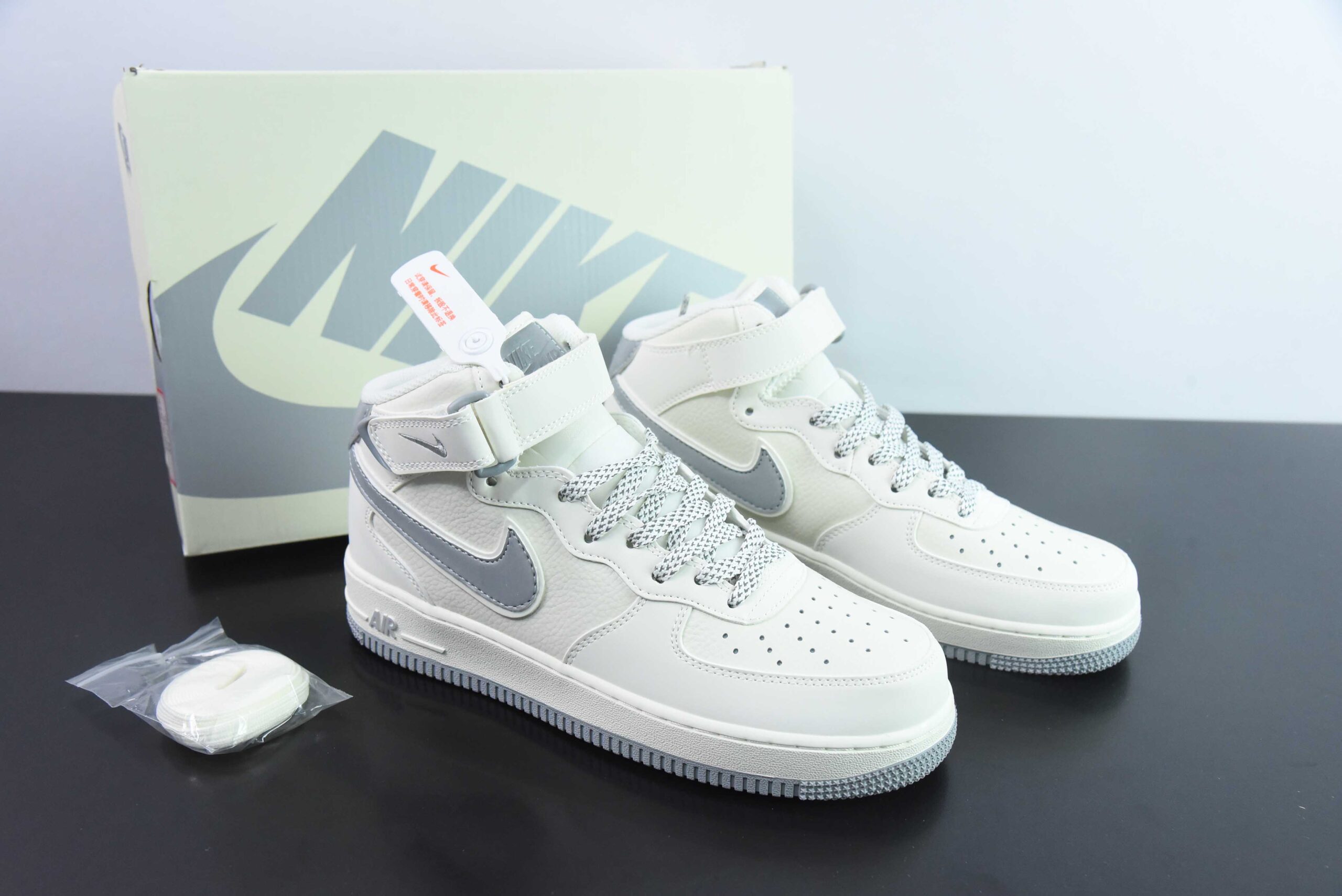 耐克Nike Air Force 1 Mid 白灰空军一号中帮百搭休闲运动板鞋纯原版本 货号：SH0235-522 