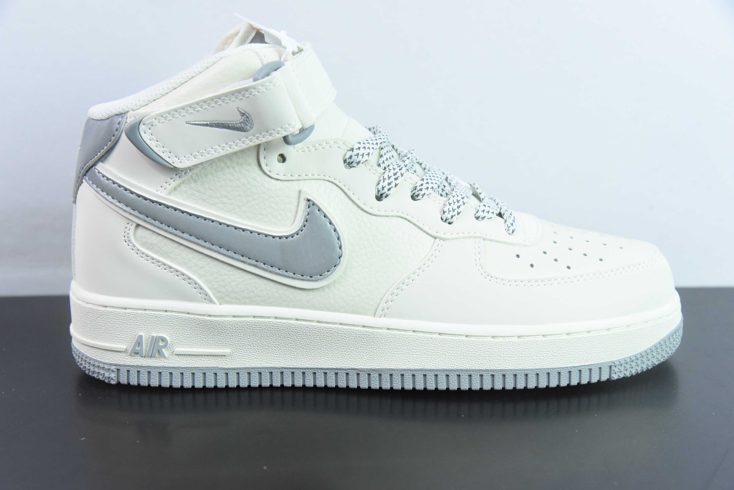 耐克Nike Air Force 1 Mid 白灰空军一号中帮百搭休闲运动板鞋纯原版本 货号：SH0235-522 