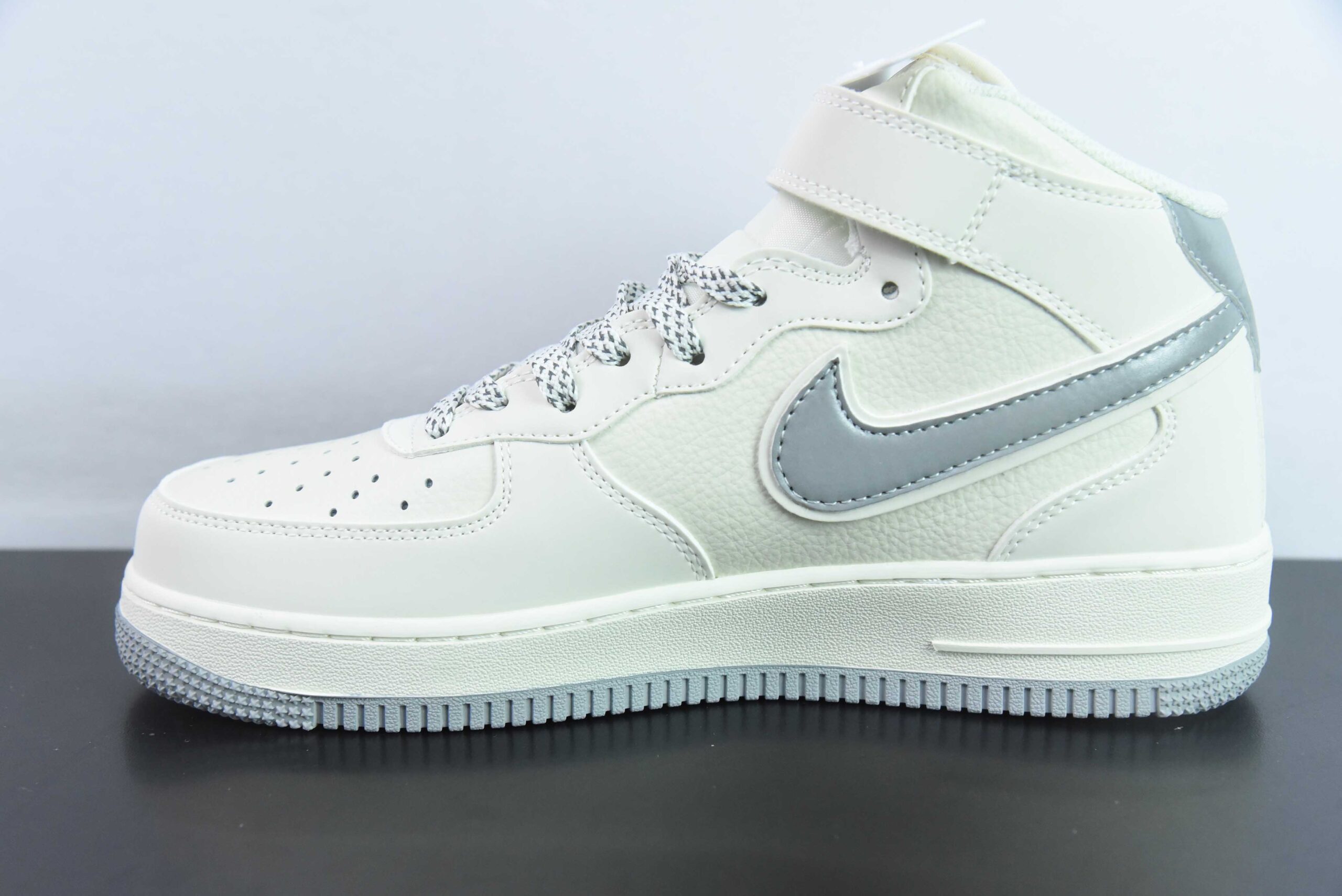 耐克Nike Air Force 1 Mid 白灰空军一号中帮百搭休闲运动板鞋纯原版本 货号：SH0235-522 