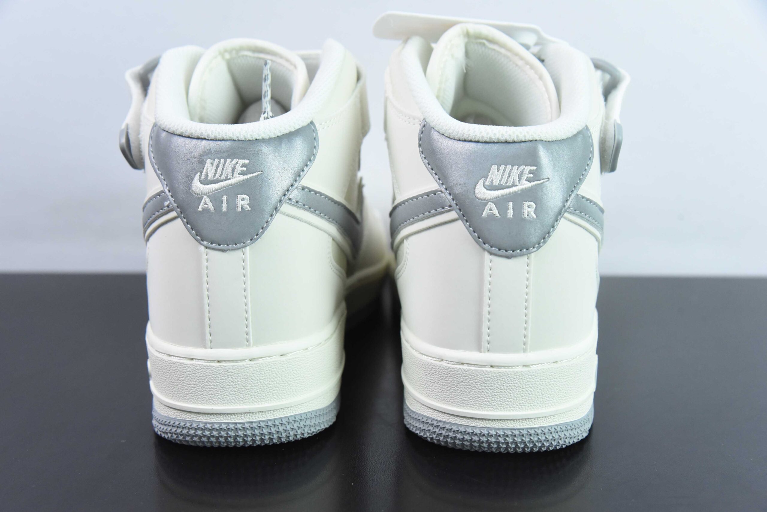 耐克Nike Air Force 1 Mid 白灰空军一号中帮百搭休闲运动板鞋纯原版本 货号：SH0235-522 