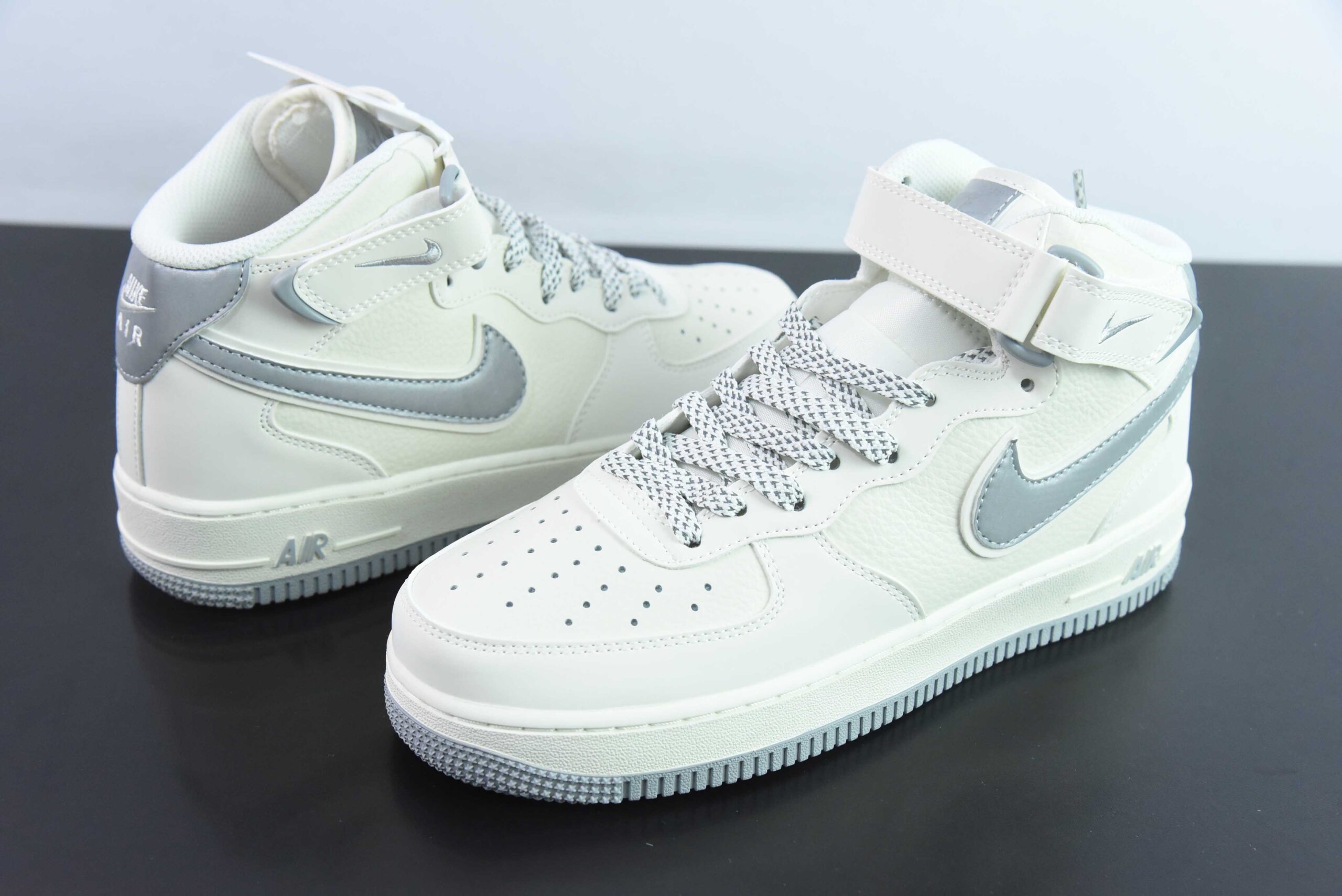 耐克Nike Air Force 1 Mid 白灰空军一号中帮百搭休闲运动板鞋纯原版本 货号：SH0235-522 