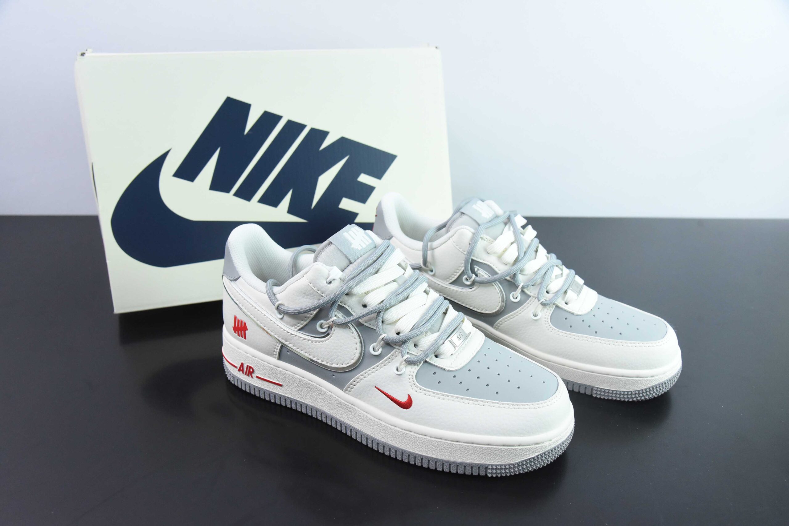 耐克Nike Air Force 1 Low 07 x UNDEFDATED白灰红小钩绑带空军一号低帮休闲板鞋纯原版本 货号：SJ1198-500