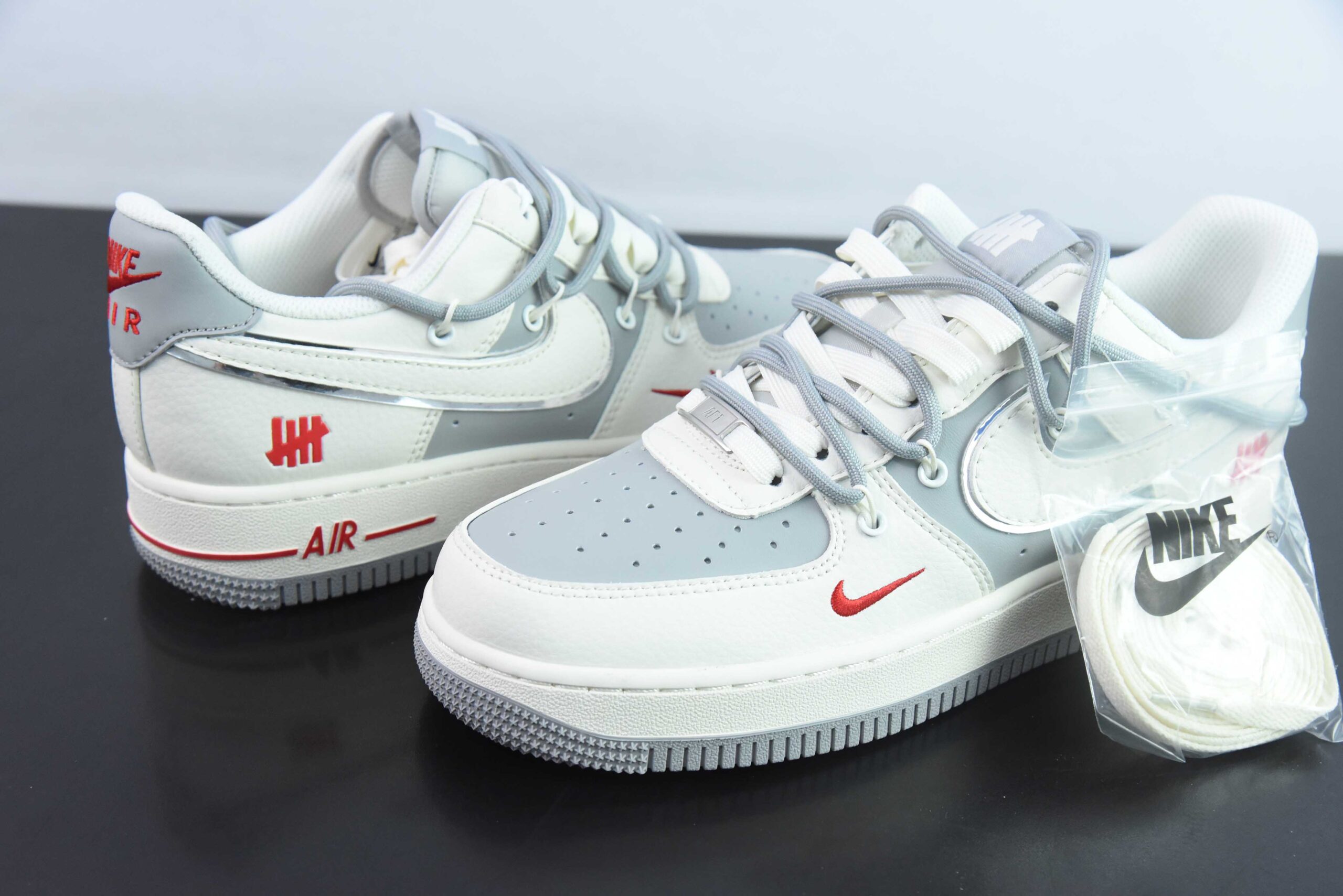 耐克Nike Air Force 1 Low 07 x UNDEFDATED白灰红小钩绑带空军一号低帮休闲板鞋纯原版本 货号：SJ1198-500