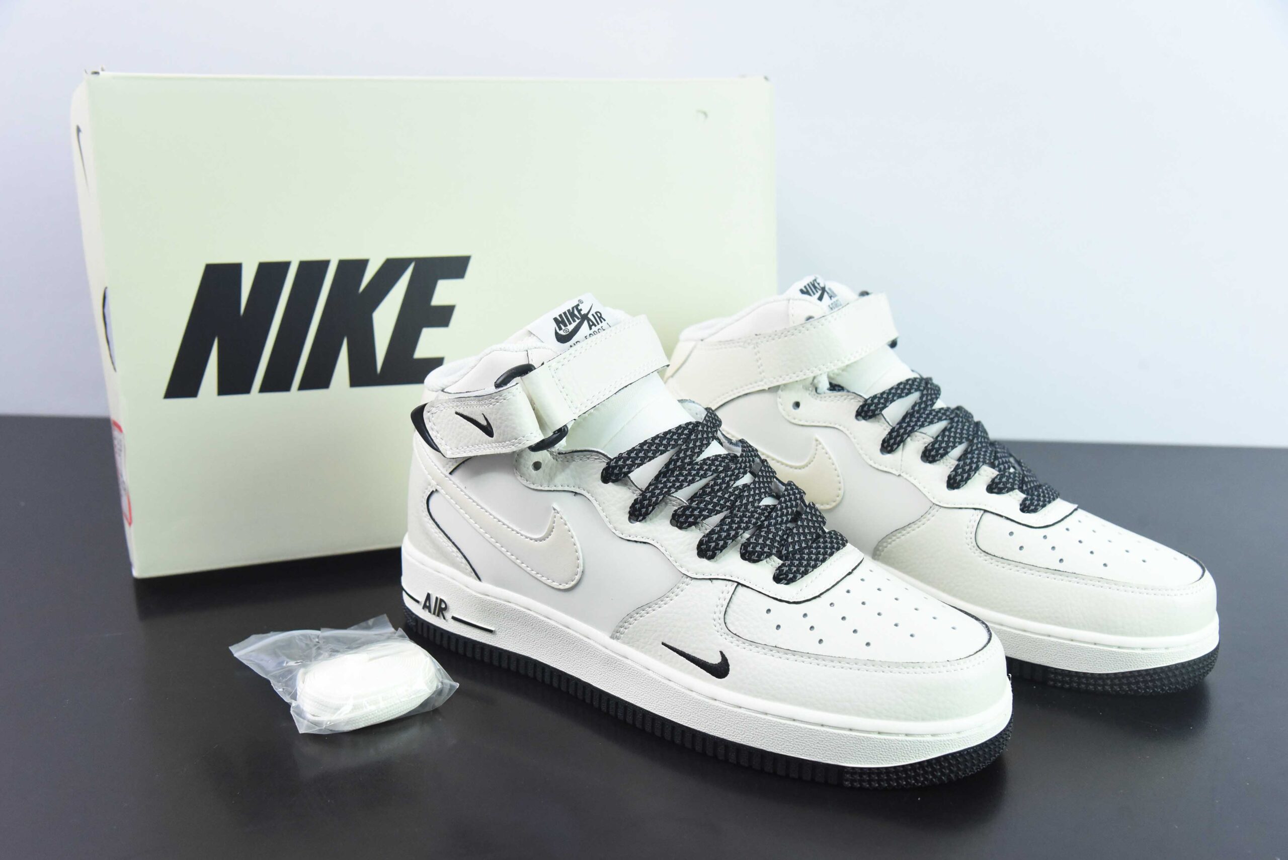 耐克Nike Air Force 1 AF1白黑刺绣空军一号中帮休闲板鞋纯原版本 货号：SG2356-807