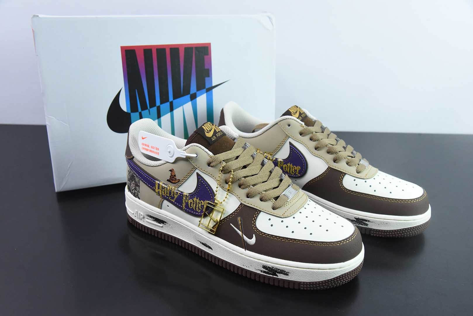 耐克Nike Air Force 1'07 Low Harry Potter 哈利波特漫画系列空军一号低帮休闲板鞋纯原版本 货号：LJ2288-111 