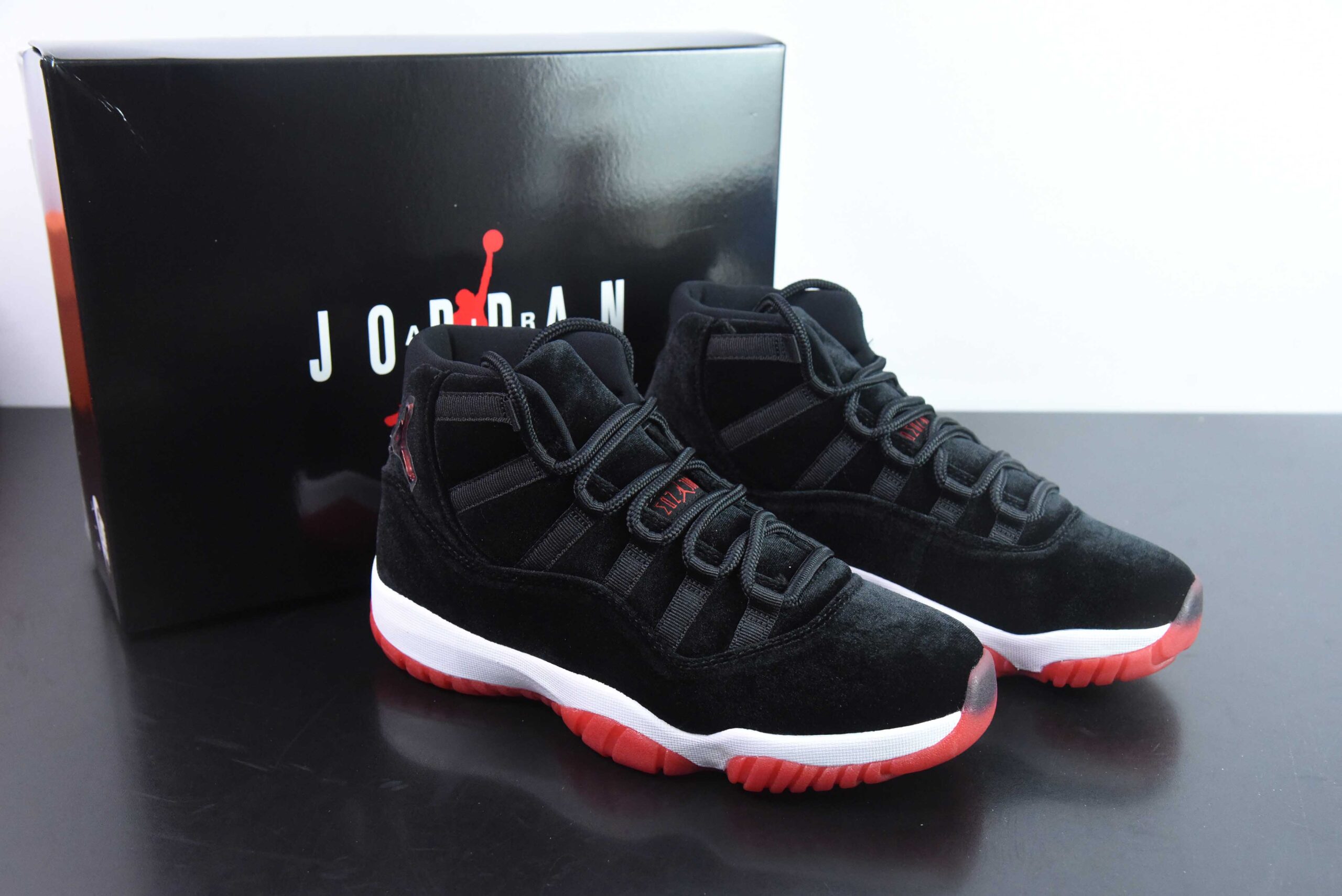 乔丹Air Jordan 11 Retro WMNS Bred Velvet AJ11天鹅绒黑红高帮篮球鞋纯原版本 货号：DB5457-061