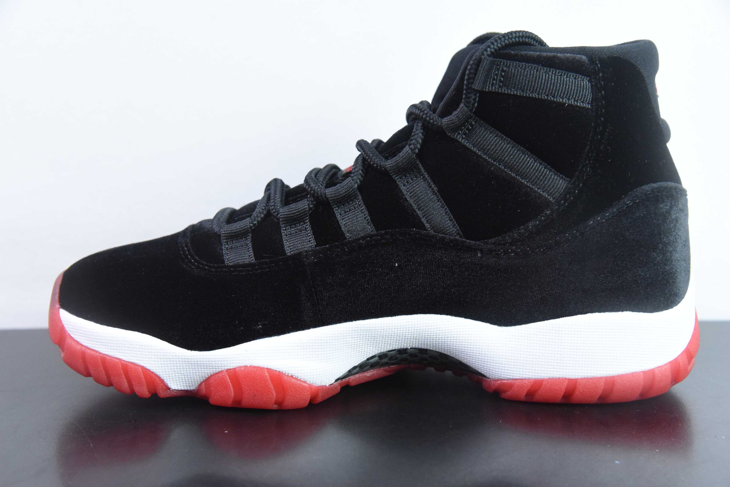 乔丹Air Jordan 11 Retro WMNS Bred Velvet AJ11天鹅绒黑红高帮篮球鞋纯原版本 货号：DB5457-061