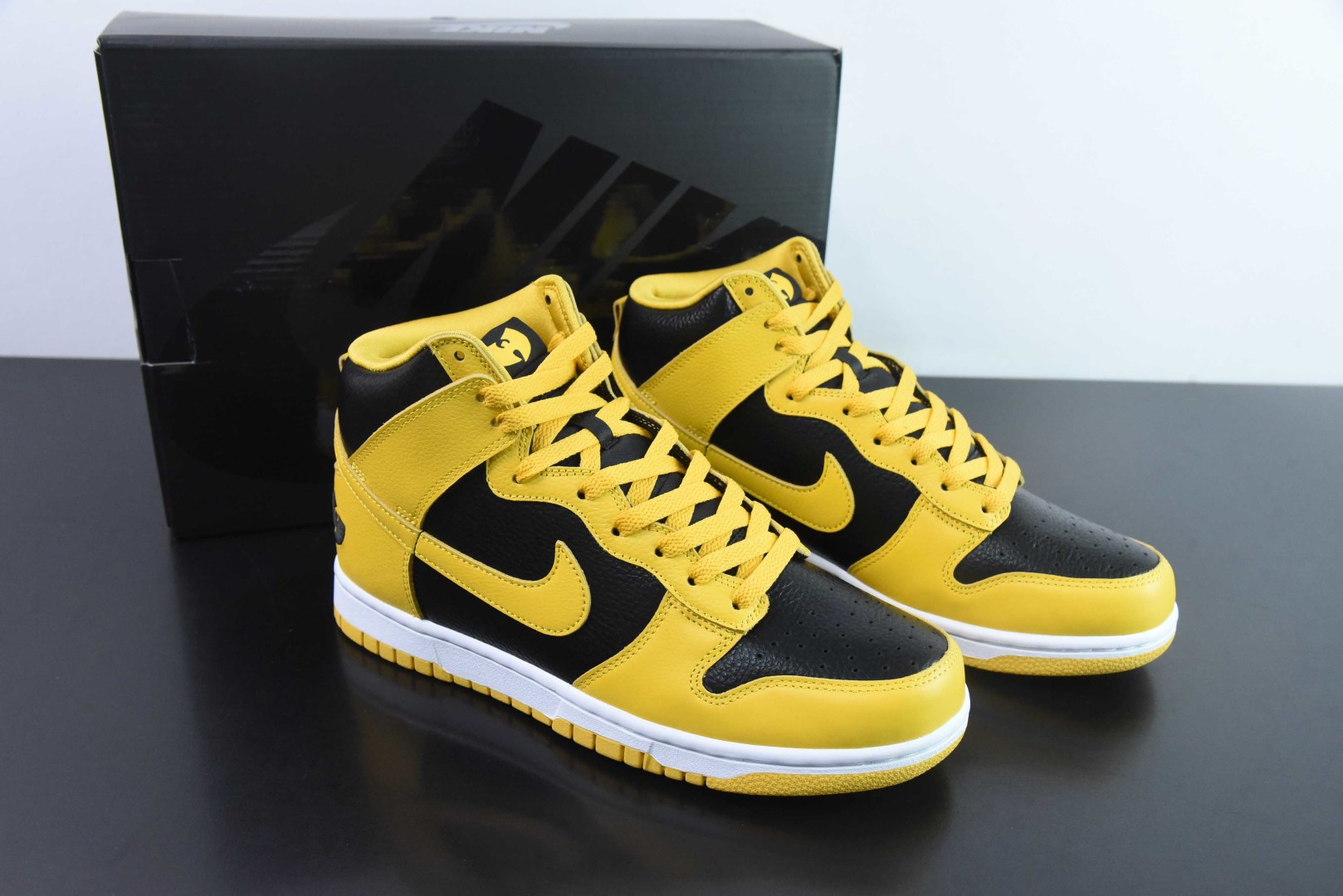 耐克Nike SB Dunk High RetroWu-Tang 武当黑黄蝙蝠高帮SB休闲运动滑板板鞋纯原版本 货号：HJ4320-001 