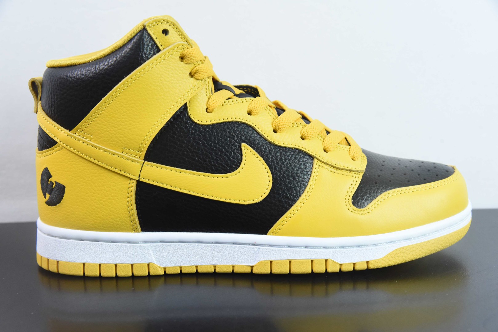 耐克Nike SB Dunk High RetroWu-Tang 武当黑黄蝙蝠高帮SB休闲运动滑板板鞋纯原版本 货号：HJ4320-001 