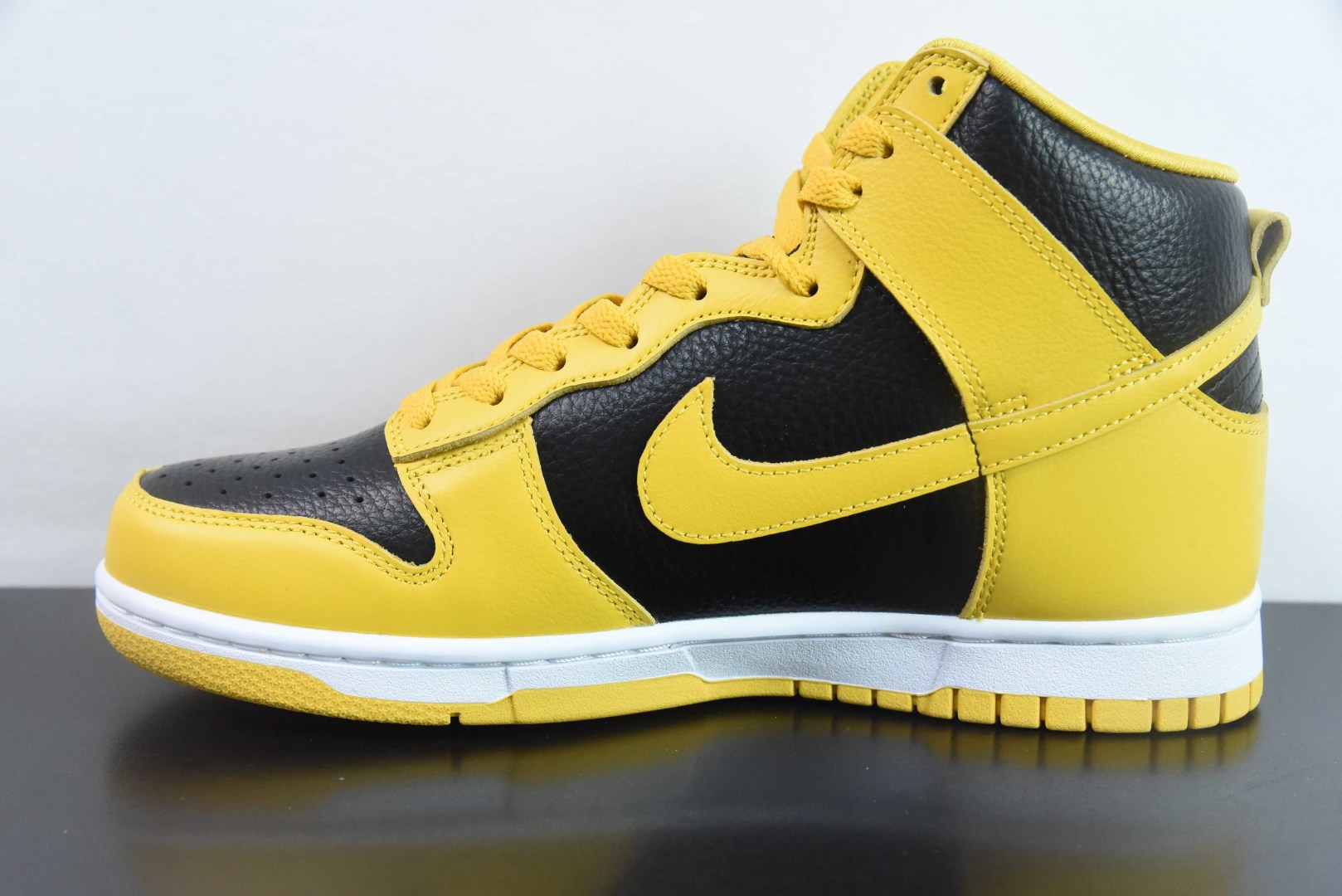 耐克Nike SB Dunk High RetroWu-Tang 武当黑黄蝙蝠高帮SB休闲运动滑板板鞋纯原版本 货号：HJ4320-001 